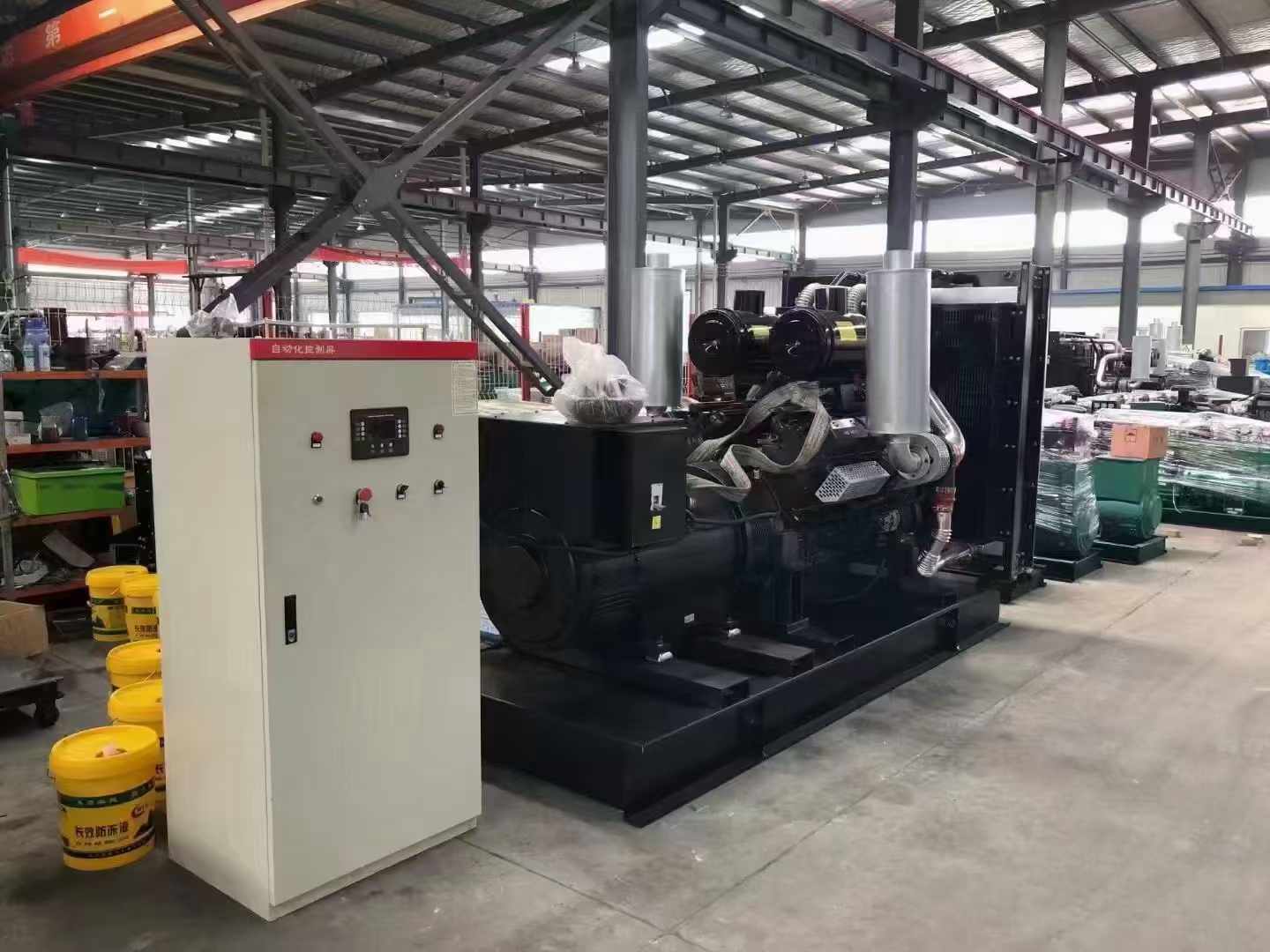 新抚柴油发电机运行时的噪音和振动水平如何？